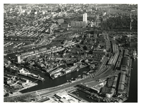 1979-2548 Overzicht van de wijk Delfshaven tussen de Coolhaven (links) en de Schiehaven, op de voorgrond links de ...