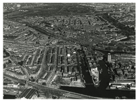 1979-2550 Luchtopname van de Middenkous, de Voorhaven en de Achterhaven, rechts van de wijk Bospolder. In het midden de ...