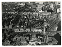 1979-2557 Luchtopname van de Zalmhaven en de wijde omgeving van het Centrum, met op de voorgrond het Vasteland en de ...