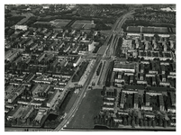 1979-2570 Luchtopname van de Zuiderparkweg, ter hoogte van de Slinge (in het midden van links naar rechts) met links ...