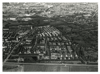 1979-2572 Vogelvluchtopname van het oostelijk deel van Zuidwijk, met links van onder naar boven de Langenhorst en op de ...