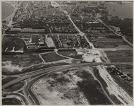 1979-2837 Luchtopname van Kralingen Oost, met op de voorgrond links het Kralingseplein, rechts het spoor van de in ...
