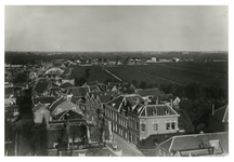 1980-1829 Uitzicht vanaf de toren van de Nederlands Hervormde Kerk aan de Overschiese Dorpsstraat van woningen op de ...
