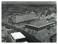 1981-1891 Overzicht vanaf de Shell kantoortoren van het lage gebouw van de Rijks Automobiel Centrale (RAC) aan de ...