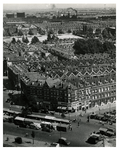 1981-785 Overzicht van de Afrikaanderwijk uit het zuidwesten, met op de voorgrond de weekmarkt aan de Maashaven ...