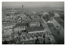 1981-786 Overzicht vanaf de Koninginnekerk in noordelijke richting, met in het midden het abattoir aan de Boezemstraat, ...