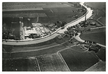 1982-3402 Luchtopname van de verffabriek van Molyn & Co aan de Overschieseweg bij de Rolbrug over de Schiedamse Schie. ...