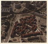 1983-1060 Luchtopname van de woningen in het Heliportcomplex tussen het Pompenburg en de Hofdijk, en op de voorgrond de ...