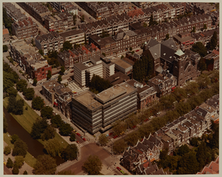 1983-1085 Luchtopname van de hoek van de Heemraadssingel en de Mathenesserlaan, met het pand van het Gemeentearchief ...