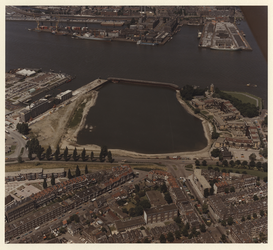 1983-1094 Luchtopname van de Dokhaven, bij de Waalhaven, met kort eronder de de Doklaan. Op de voorgrond links de ...