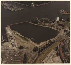 1983-1096 Luchtopname van de Dokhaven, met rechts de Doklaan. Op de voorgrond links de Sluisjesdijk, in de buurt van de ...
