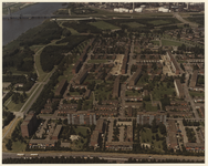 1983-1146 Luchtopname van Hoogvliet uit het zuidoosten. Op de voorgrond de buurt Westpunt, met vooraan de Groene ...