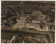1983-1147 Luchtopname van het centrum van Hoogvliet, met op de voorgrond de Groene Kruisweg met het zwembad van ...