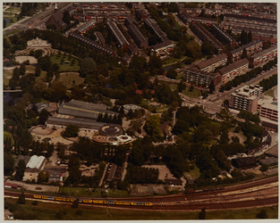 1983-1161 Luchtopname van de wijk Blijdorp, met op de voorgrond Diergaarde Blijdorp, rechts de Bentincklaan, en geheel ...