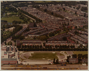 1983-1163 Luchtopname van de wijk Blijdorp uit het zuiden, met op de voorgrond de spoorlijn en het Nenijtoterrein aan ...