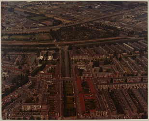 1983-1408 Luchtopname van de woonwijk Oud-Mathenesse, met op de voorgrond de Hogebanweg, en rechts de Franselaan. ...