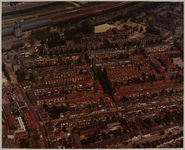 1983-1409 Luchtopname van de Singelwijk, met links de singel en bovenaan het station van de Nederlandse Spoorwegen (NS) ...
