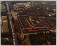 1983-1414a Luchtopname van Nieuw-Crooswijk, met links de Boezem met verderop de Paradijsbrug, en op de achtergrond ...