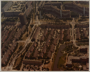 1983-1438 Luchtopname van woonwijk Woudhoek-Zuid in Schiedam, ter hoogte van het Royaardsplein (midden). Links de Van ...