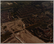 1983-1440 Luchtopname van de wijk Woudhoek-Zuid in Schiedam uit noordwestelijke richting, met op de voorgrond het ...