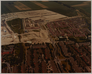 1983-1441 Luchtopname van de wijk Woudhoek-Noord in Schiedam, uit zuidelijke richting. Op de voorgrond het ...