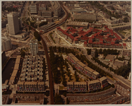 1983-1449a Luchtopname van de omgeving van het Pompenburg (midden), met op de voorgrond rechts de Goudsesingel, ...