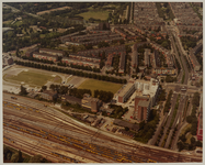 1983-1455a Luchtopname van de wijk Blijdorp, met rechts de Statenweg, en op de voorgrond de sporen van het Centraal ...