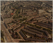 1983-1457a Luchtopname van de wijk Blijdorp, met op de voorgrond links de Stadhoudersweg, en vooraan de Van ...