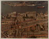 1983-1464 Luchtopname van de Tarwewijk, met de Meelfabrieken aan de Maashaven. Op de achtergrond een gedeelte van ...