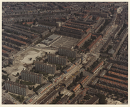 1983-1486a Luchtopname van de Schiedamseweg en omgeving in de wijk Tussendijken, waar werkzaamheden plaatsvinden voor ...