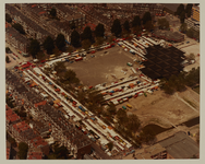 1983-1501a Luchtopname van de Afrikaanderwijk, met vooraan de markt op het Afrikaanderplein, en links de Pretorialaan ...