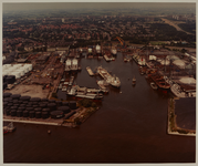 1983-1573a Luchtopname van de industriegebieden rondom de Vulcaanhaven in Vlaardingen uit het zuiden, met op de ...