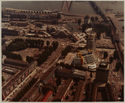 1983-1595a Luchtopname van de nieuwbouw (van de Kubuswoningen) ten zuiden van de Groenendaal, bij de Oudehaven en het ...
