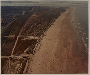 1983-1600a Luchtopname van het strand en het duingebied van Hoek van Holland aan de Noordzee, uit het noordoosten ...