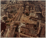 1983-1707a Luchtopname van de Westblaak en de Blaak, en het ondertunnelde Churchillplein. Op de voorgrond rechts de ...