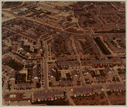 1983-1715a Luchtopname van de woonwijk Oosterflank, met vooraan de Kopenhagenstraat naar boven lopend tot aan de ...