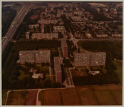 1983-1719a Luchtopname van de woonwijk Prinsenland, met vooraan vier woonflats aan de Viervantstraat, ten oosten van ...