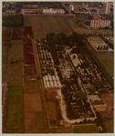 1983-1720a Luchtopname van Begraafplaats Oud-Kralingen tussen de weilanden, in de wijk Prinsenland. Op de achtergrond ...