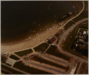 1983-1760 Luchtopname van de Zevenhuizerplas met surfstrand. Op de voorgrond de Strandweg en links de parkeerplaats. ...