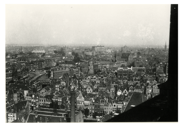 1983-2908 Overzicht vanaf de toren van het stadhuis in de richting van de molenstomp van de Blauwe Molen aan het ...