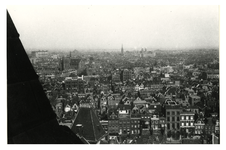 1983-2909 Overzicht vanaf de toren van het stadhuis in de richting van de molenstomp van de Blauwe molen aan de ...