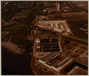 1983-2969a Luchtopname van het terrein van de voormalige Drinkwaterleiding in De Esch, met op de voorgrond de ...
