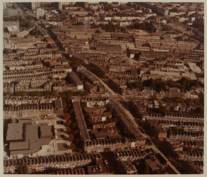 1983-3021a Luchtopname van de wijk Middelland, met in het midden kruispunt van de 1e Middellandstraat en de ...