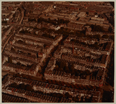 1983-3024a Luchtopname van de wijk Middelland, met op de achtergrond van links naar rechts de Claes de Vrieselaan, ...