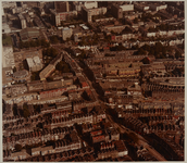 1983-3034a Luchtopname van de West-Kruiskade uit het westen, met links het Bouwcentrum aan de Diergaardesingel, en ...