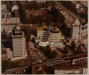 1983-3041a Luchtopname van de Kolk met links de kantoortoren van de telefoondienst (KPN), in het midden de ...