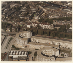 1983-3049a Luchtopname van een deel van de Peperklip , een wooncomplex in de vorm van een paperclip aan de Rosestraat ...