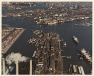 1983-369a Luchtopname van het noordelijke deel van de Waalhaven, tussen pier 7 en 8. Op de voorgrond de ...