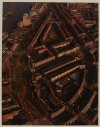 1983-3855 Luchtopname van het Maastunnelplein en de Brielselaan, met in het midden woningen bij de Pleinweg, en rechts ...