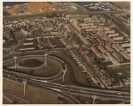 1983-406 Luchtopname van het IJsselmondseplein in IJsselmonde, met op de voorgrond snelweg A16. Rechts de ...